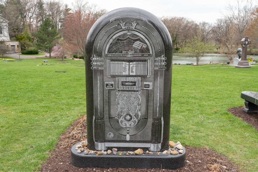 Alan Freed jukebox grave at Lake View Cemetery